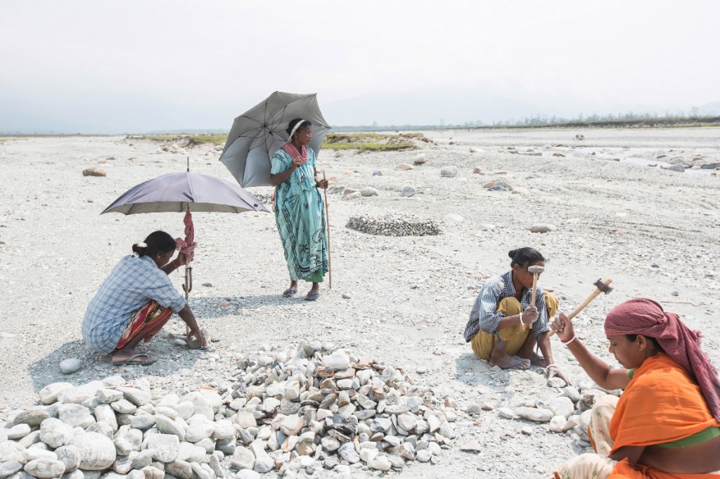 Bishmoni Tanti (links) zerschlägt am Ufer der Diana Steine. Seitdem die Teeplantage, auf der sie gearbeitet hat, geschlossen ist, kämpft sie ums Überleben.