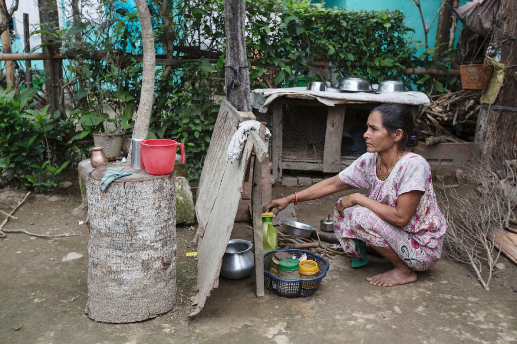 Mina Sharma (45) hetzt zu Mittag von den Feldern zu ihrem ein paar Kilometer entfernten Haus und kocht sich ein schnelles, karges Essen. 